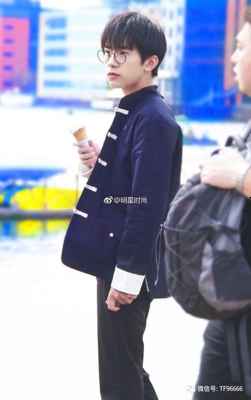 易烊千玺丹麦街拍照片,时尚街拍尽显青春风采